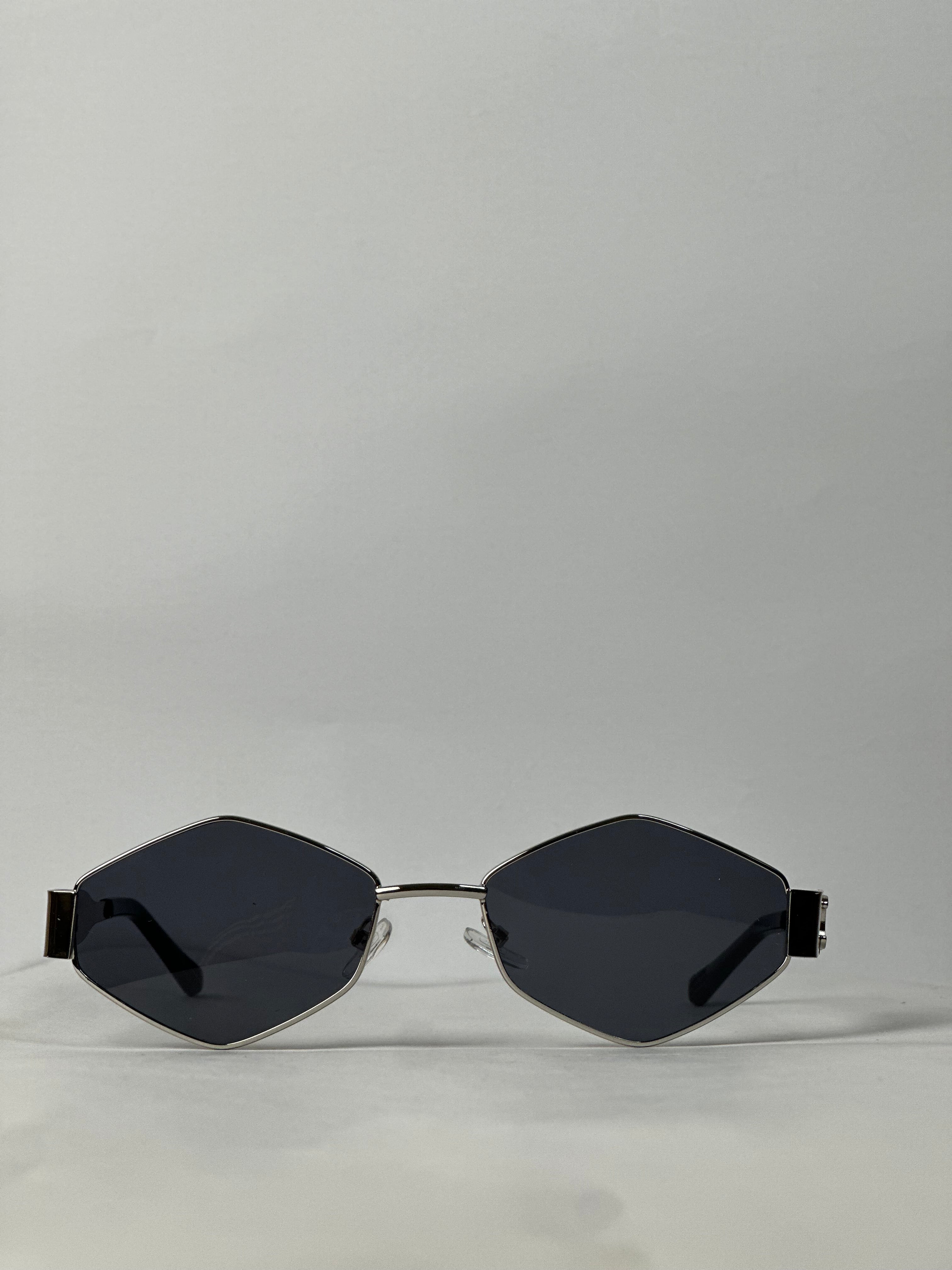 Celine 6 edges Geometry