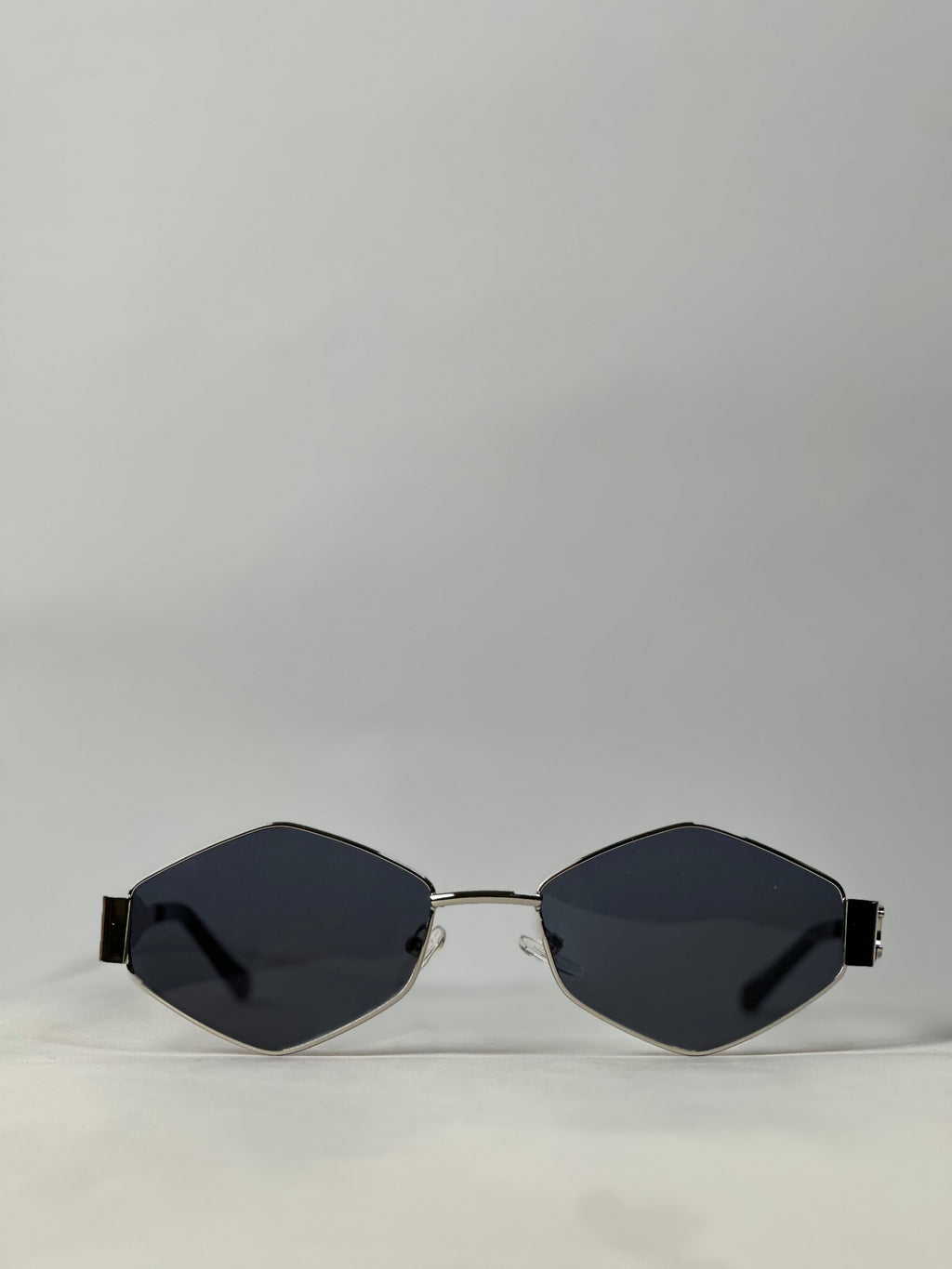 Celine 6 edges Geometry