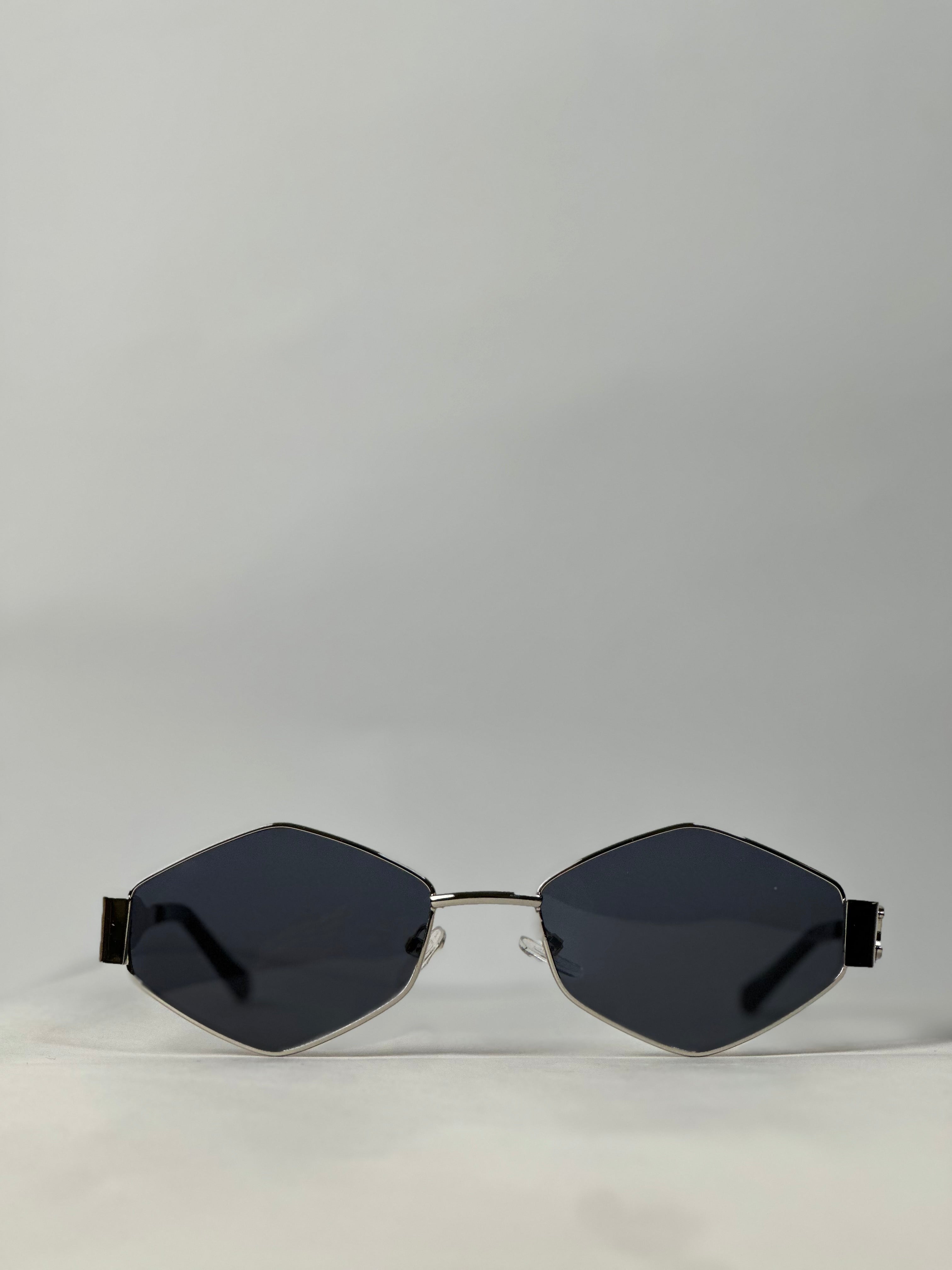 Celine 6 edges Geometry